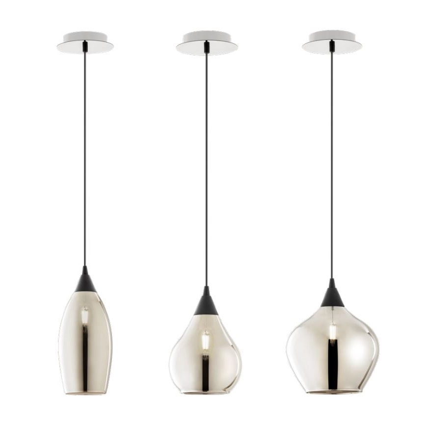 Tri visiace svietidlá s čiernymi káblami a striebornými sklenenými tienidlami rôznych tvarov: valcový, kvapkovitý a baňatý. Svietidlá sú zavesené na bielych stropných úchytoch. Biele pozadie.