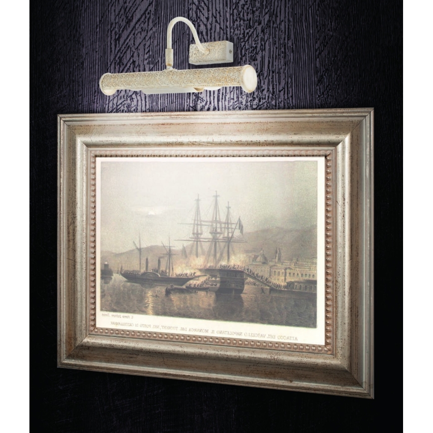 Svietidlo osvetľuje obraz v ráme. Obraz zobrazuje námornú scénu s loďami v prístave. Svietidlo je pripevnené na stene. Text pod obrázkom je nečitateľný.