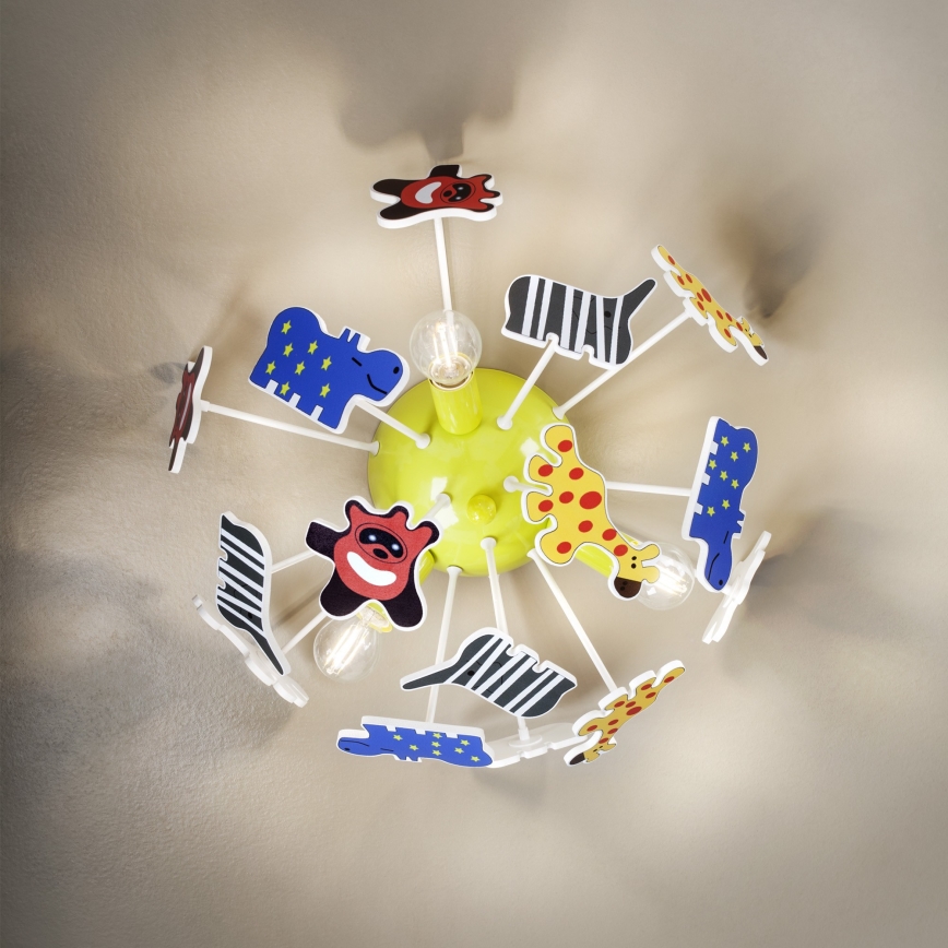 Svetlo s motívom zvierat je pripevnené na stene. Z žltej centrálnej časti vychádzajú ramená s obrázkami zebier, hrochov a žiráf. Svetlo je určené pre detskú izbu.