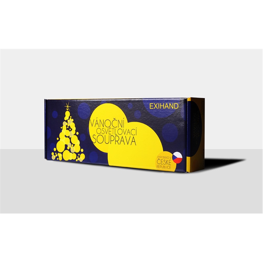 Obdĺžniková škatuľa leží na svetlom povrchu. Na škatuli je nápis: „VIANOČNÁ OSVETĽOVACIA SOUPRAVA“, „EXIHAND“, „VYROBENÉ V ČESKEJ REPUBLIKE“. Škatuľa zobrazuje grafický motív vianočného stromčeka.