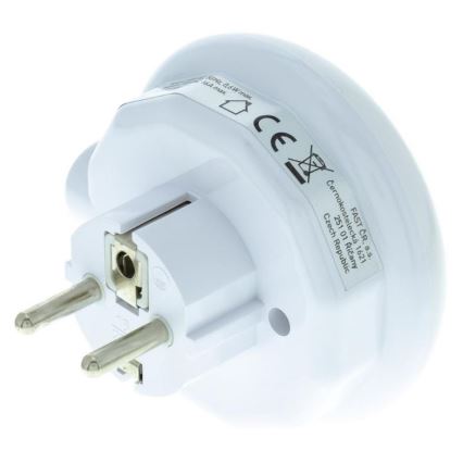 Biely sieťový adaptér s dvoma kolíkmi je zobrazený z uhla. Na adaptéri je nápis: FAST CR, s.r.o., Černokostelecká 1621, 251 01 Říčany, Czech Republic, a symboly CE.