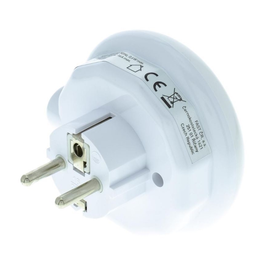 Biely sieťový adaptér s dvoma kolíkmi je zobrazený z uhla. Na adaptéri je nápis: FAST CR, s.r.o., Černokostelecká 1621, 251 01 Říčany, Czech Republic, a symboly CE.