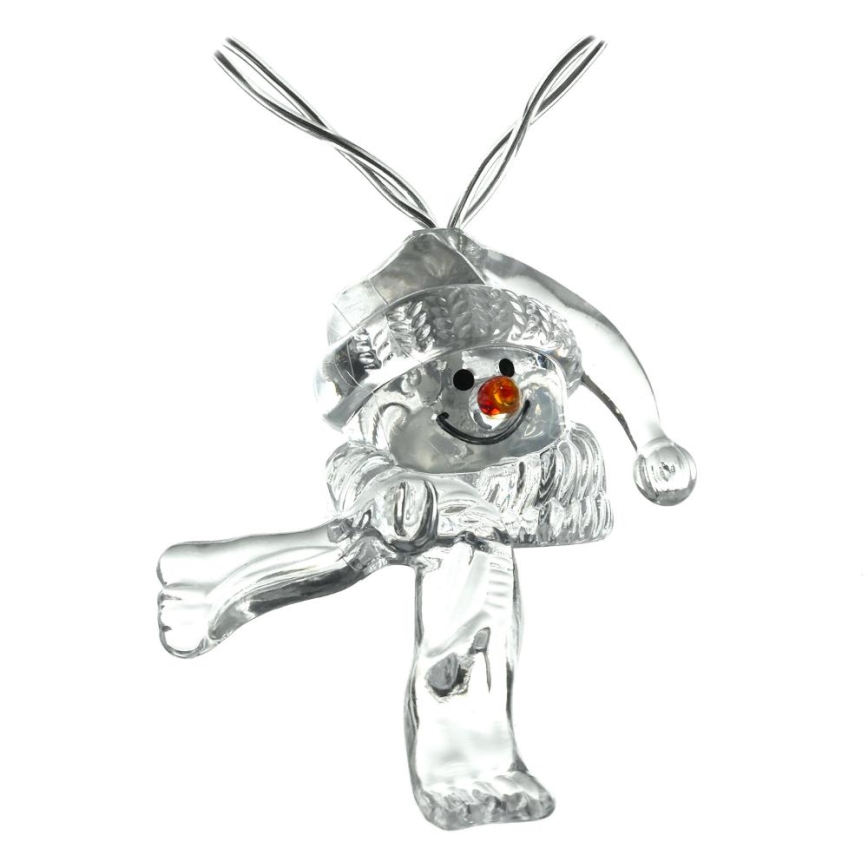 Priehľadná snehuliaková ozdoba s červeným nosom a čapicou visí na drôtiku. Snehuliak má na sebe šál a drží lyže. Ozdoba je na bielom pozadí.