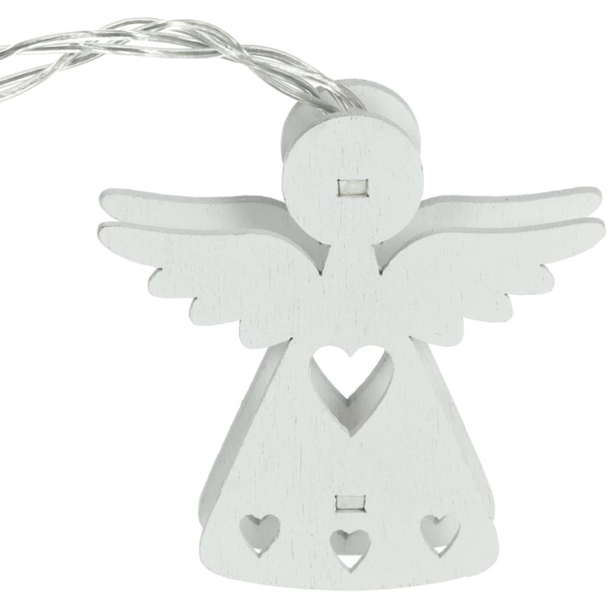 Drevená figúrka anjela v bielej farbe s vyrezávanými detailmi v tvare srdca je pripevnená k svetelnému reťazcu. Anjel má roztiahnuté krídla. Pozadí je biele.