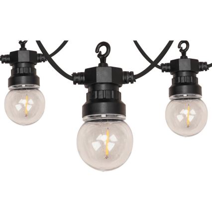 Guľové LED svetelné reťazové osvetlenie s čiernymi plastovými objímkami a háčikmi na zavesenie. Svetlá sú pripojené k čiernemu káblu.