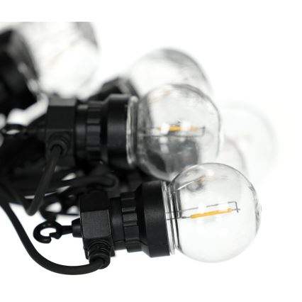 LED svetielka s guľatými sklenenými tienidlami sú zapojené do čierneho kábla. Svietidlá sú umiestnené na bielom pozadí.
