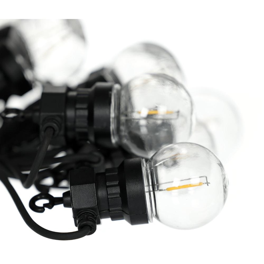 LED svetielka s guľatými sklenenými tienidlami sú zapojené do čierneho kábla. Svietidlá sú umiestnené na bielom pozadí.