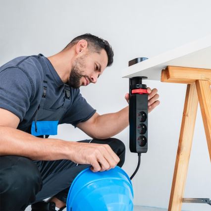 Predlžovací kábel s uchytením na stôl, 3 zásuvky (Typ E) + 2× USB-A + 1× USB-C, 1,5 m, čierny