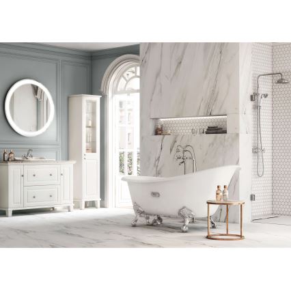 Voľne stojaca vaňa s leštenými kovovými nožičkami stojí v priestrannej kúpeľni. Vaňa je obklopená mramorovou stenou, nábytkom a sprchovým kútom.