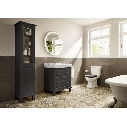 Tmavosivá kúpeľňová skrinka s policami stojí v kúpeľni s dlaždicami a sanitárnou keramikou. Kúpeľňa obsahuje umývadlo, toaletu, vaňu a okrúhle zrkadlo.