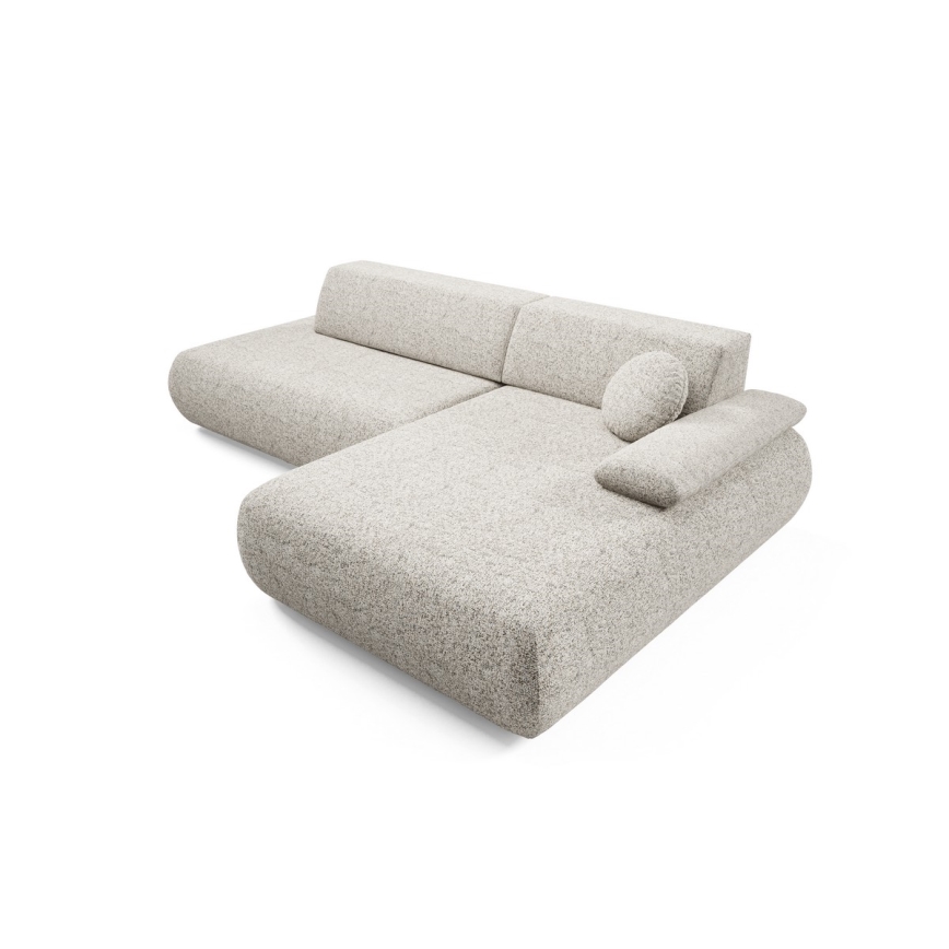 Rohová sedačka svetlošedej farby s textúrovaným poťahom je umiestnená na bielom pozadí. Sedačka má dva sedáky a opierku s malým vankúšikom.