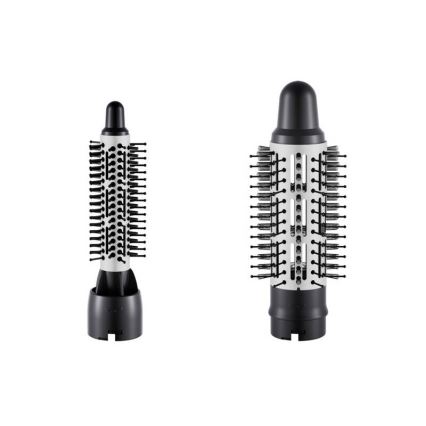 Dve kulmy na vlasy s rôznou veľkosťou kefy stoja na bielom pozadí. Menšia kefa má husté štetiny, väčšia kefa má štetiny usporiadané okolo otvorov. Obe sú prevažne čierne a strieborné.