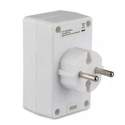 Biely adaptér s dvojpinovým konektorom pre sieťové napätie. Na adaptéri je štítok s textom: VT-1054/880/3, VIKO EUROPE LTD, Bulgaris, Plovdiv, 4000, bul. Knyazivna 86. Na spodku adaptéra je číslo 000306.
