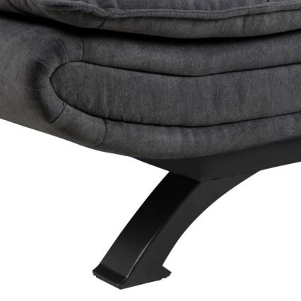 Rozkladacia sedačka s tmavosivým čalúnením spočíva na čiernych nohách v tvare písmena V. Sedačka je zrolovaná. Na fotografii je detail spodnej časti a nôh.