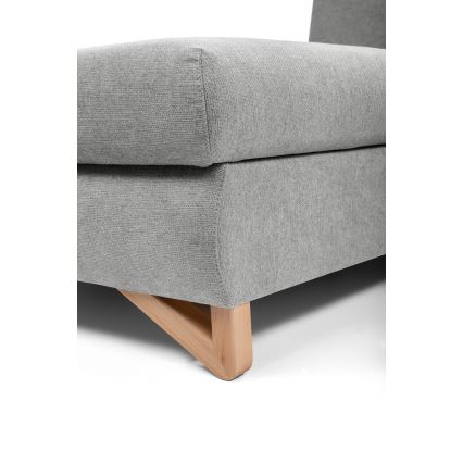 Sivá sedačka s drevenými nohami v tvare písmena V stojí na bielom pozadí. Sedačka je čalúnená sivou textíliou.