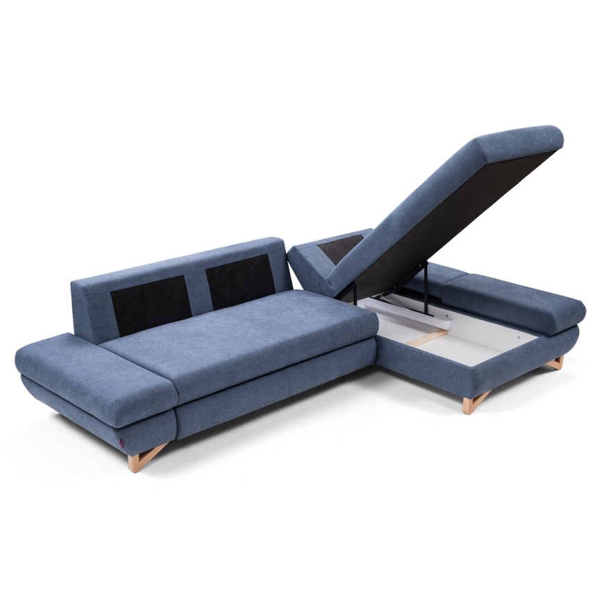 Rohová sedačka s otvoreným úložným priestorom v rohovom segmente. Sedačka je tmavomodrej farby, má drevené nožičky. Úložný priestor je svetlý.