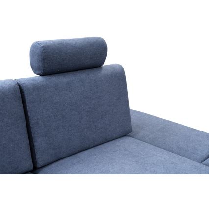 Modrá rozkladacia sedačka s opierkou hlavy má opierky z rovnakého materiálu. Sedačka je čiastočne viditeľná na bielom pozadí.