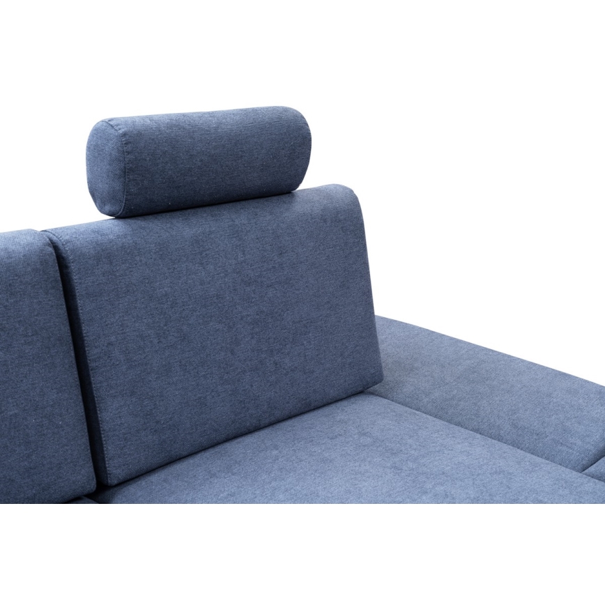 Modrá rozkladacia sedačka s opierkou hlavy má opierky z rovnakého materiálu. Sedačka je čiastočne viditeľná na bielom pozadí.