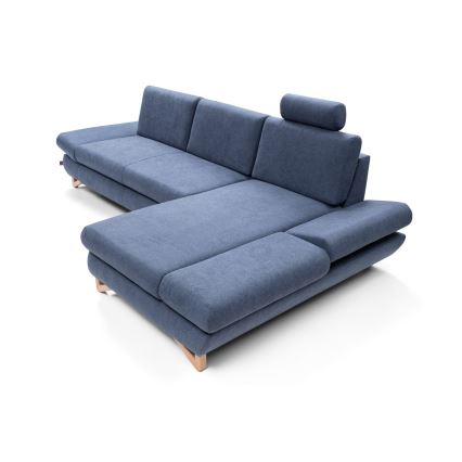 Rohová sedačka tmavomodrej farby s drevenými nožičkami stojí na bielom pozadí. Sedačka má niekoľko vankúšov a opierok.