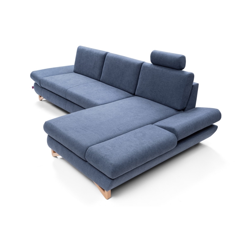 Rohová sedačka tmavomodrej farby s drevenými nožičkami stojí na bielom pozadí. Sedačka má niekoľko vankúšov a opierok.