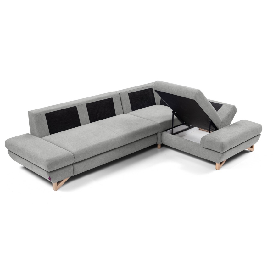 Rohová sedačka s odkladacím priestorom má otvorenú úložnú časť. Sedačka je sivá s tmavými vankúšikmi. Je umiestnená na bielom pozadí.