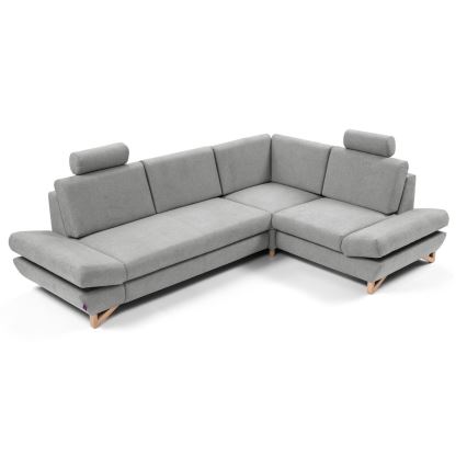 Rohová sedačka svetlosivej farby stojí na svetlom drevenom podstavci. Sedačka má tri časti a opierky hlavy. Nachádza sa na bielom pozadí.