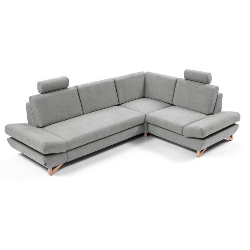 Rohová sedačka svetlosivej farby stojí na svetlom drevenom podstavci. Sedačka má tri časti a opierky hlavy. Nachádza sa na bielom pozadí.