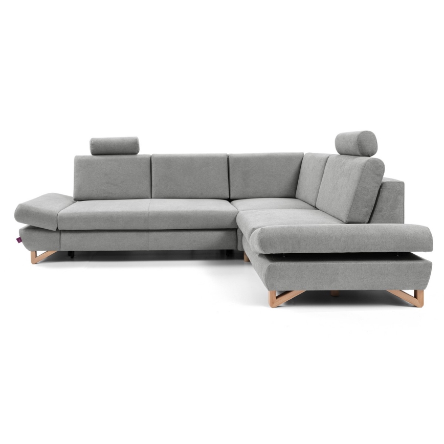 Rohová sedačka sivého čalúnenia s drevenými nožičkami a opierkami hlavy je umiestnená na bielom pozadí. Sedačka je rozdelená na niekoľko častí, ktoré tvoria písmeno L.