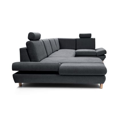 Rohová sedačka s opierkami hlavy stojí na svetlom pozadí. Sedačka je tmavosivá, má rozsiahly tvar U a je čalúnená látkou. Je umiestnená na svetlom povrchu.