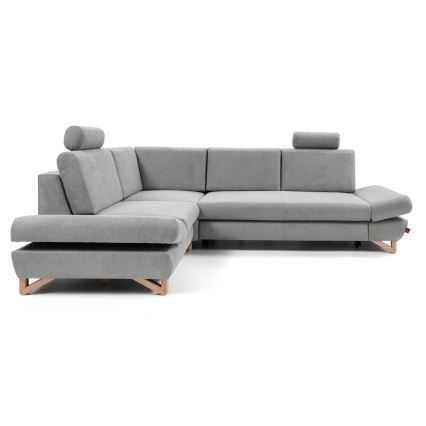 Rohová sedačka sivomodrej farby stojí na svetlom drevenom podstavci. Sedačka má dva opierky hlavy. Je umiestnená na bielom pozadí.