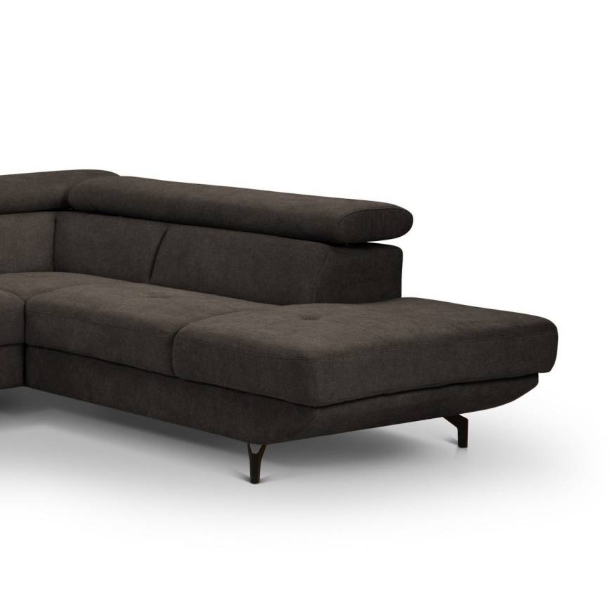 Rohová sedačka tmavosivej farby stojí na štyroch tmavých nohách. Sedačka je čalúnená a má výrazné prešívanie. Je umiestnená na bielom pozadí.