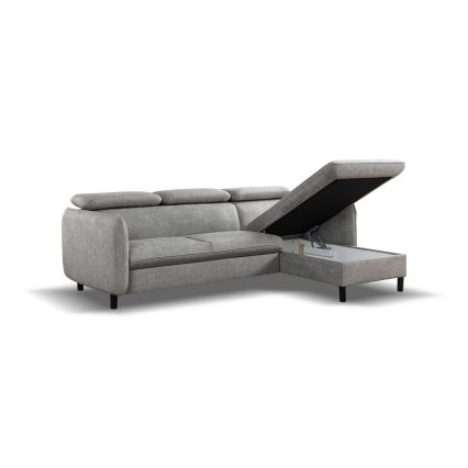 Rohová sedačka s otvoreným úložným priestorom v pravom rohu. Sedačka je svetlošedá, látková, na nízkych nohách. Je umiestnená na bielom pozadí.