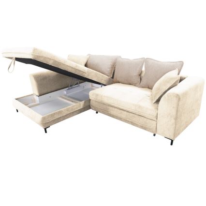 Rohová sedačka svetlohnedého čalúnenia s výsuvnou časťou a úložným priestorom je rozložená, odhaľujúc vnútorný priestor. Sedačka má niekoľko vankúšov. Je umiestnená na bielom pozadí.