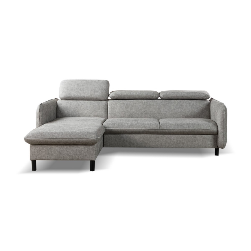 Rohová sedačka, sivá látková pohovka s opierkami hlavy, stojí na bielom pozadí.