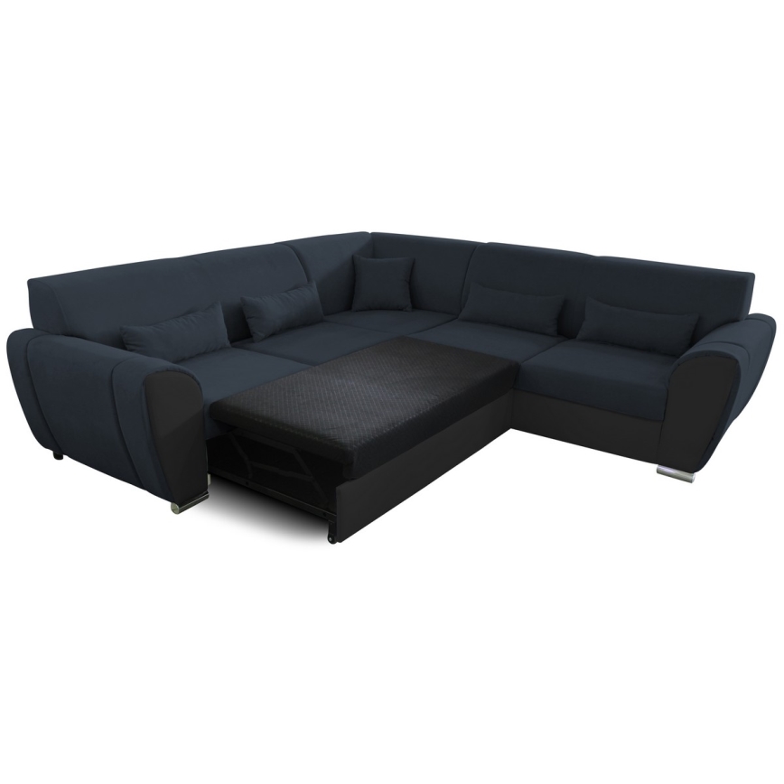 Rohová sedačka s výsuvným lôžkom je čiastočne tmavomodrá a čiastočne čierna. Sedačka má niekoľko vankúšov a je umiestnená na bielom pozadí.