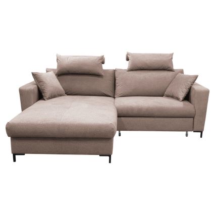 Rohová sedačka s piatimi vankúšmi stojí na bielom pozadí. Sedačka je hnedo-béžová a má čierne nožičky.