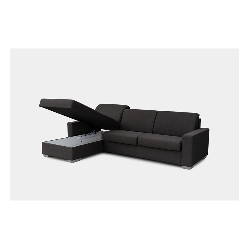 Rohová sedačka s rozkladacím lôžkom a úložným priestorom. Sedačka je tmavosivá, s otvoreným úložným priestorom pod sedákom. Je umiestnená na svetlom pozadí.