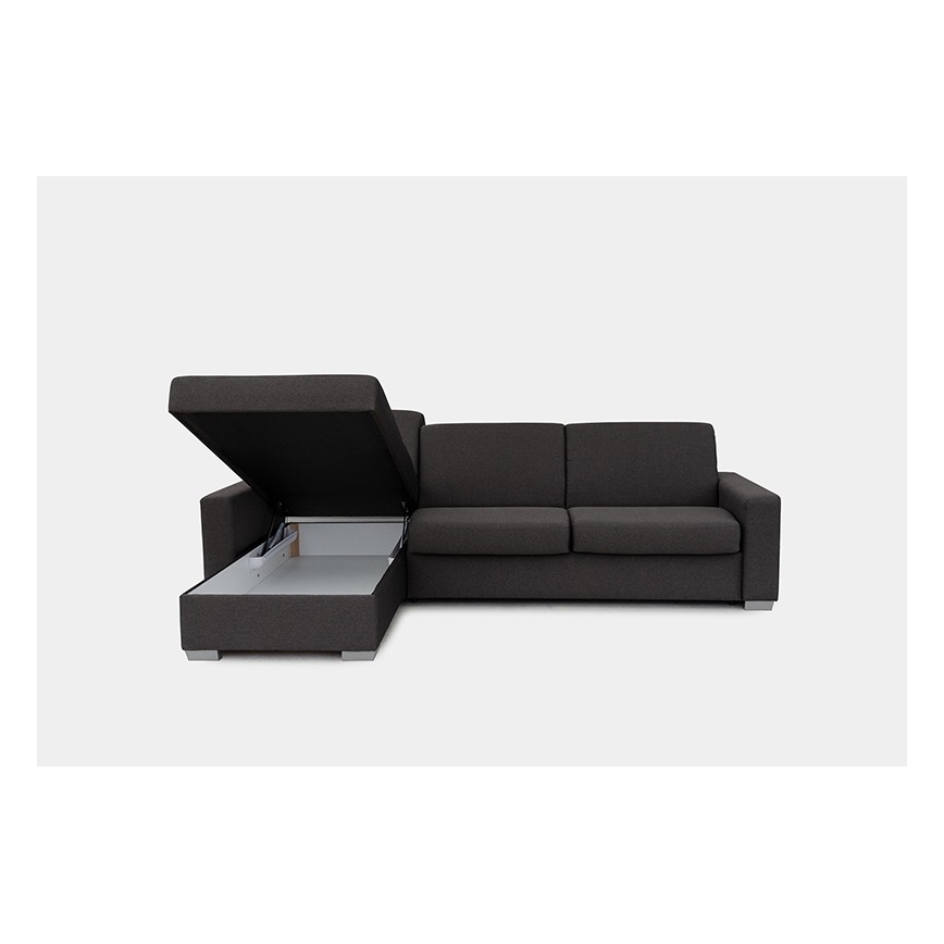 Rohová sedačka s otvoreným úložným priestorom v ľavej časti. Sedačka je tmavosivá a stojí na svetlom pozadí.