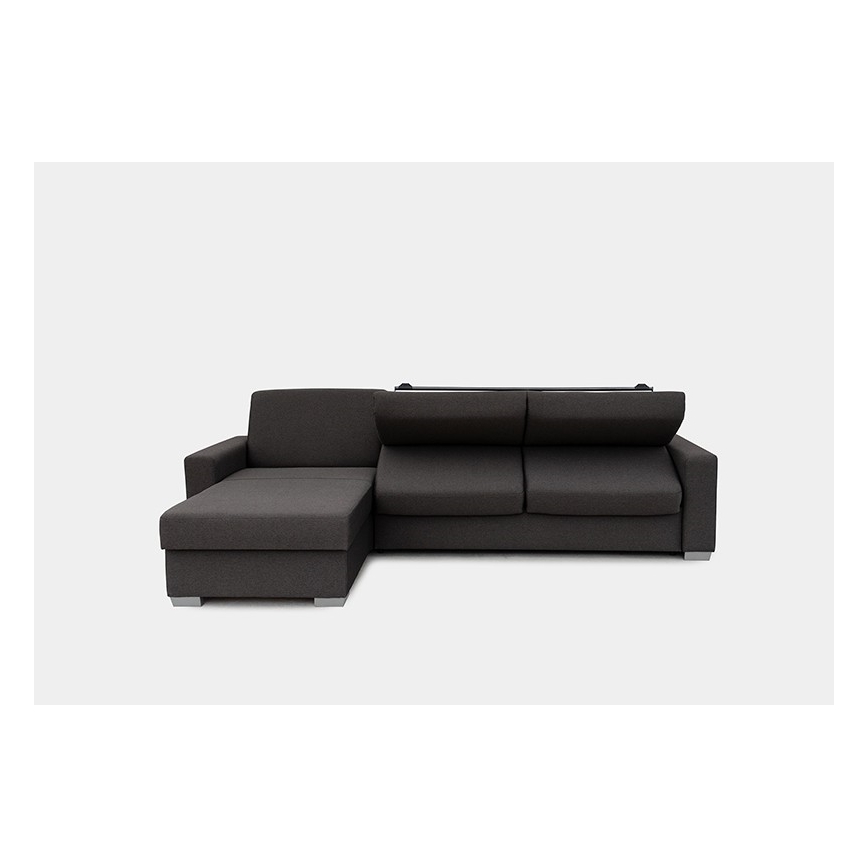 Rohová sedačka s ľavostranným nástavcom je zobrazená spredu. Sedačka je tmavosivá a má dve operadlá. Nachádza sa na svetlom pozadí.