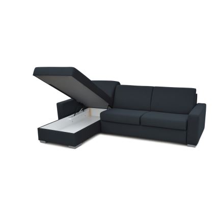 Rohová sedačka s otvoreným úložným priestorom v ľavom dolnom rohu a zdvihnutým sedákom. Sedačka je tmavosivá, na bielom pozadí.