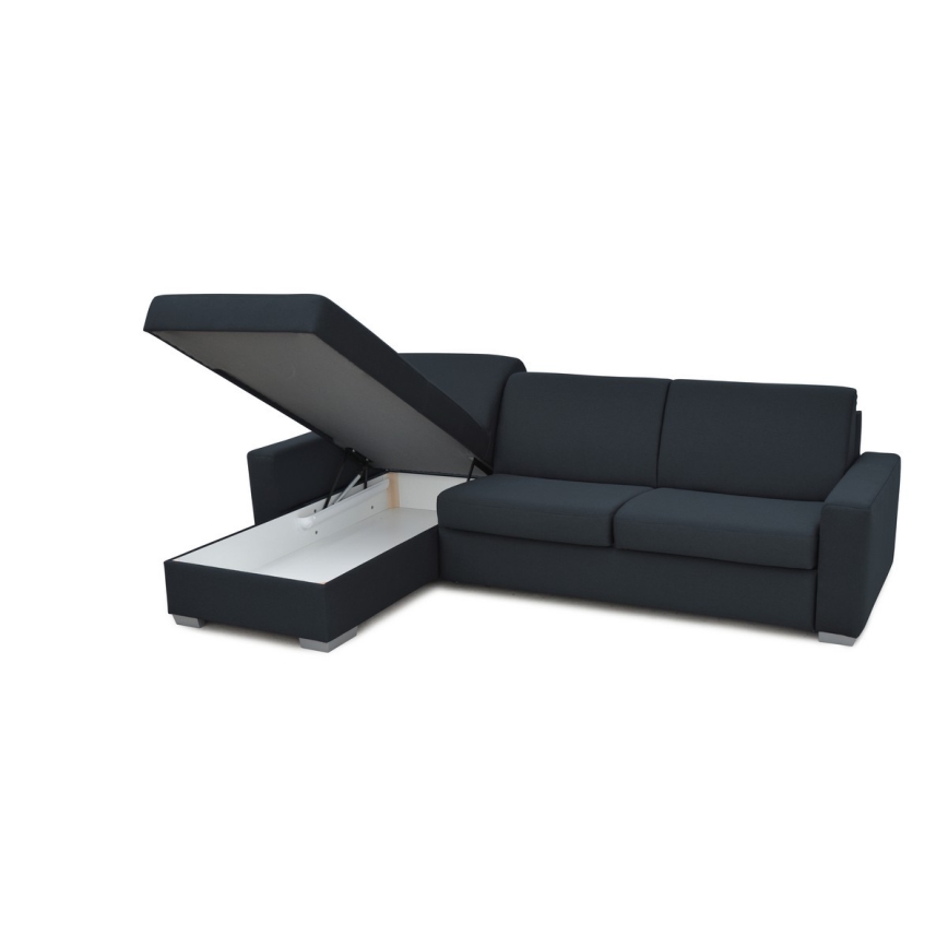 Rohová sedačka s otvoreným úložným priestorom v ľavom dolnom rohu a zdvihnutým sedákom. Sedačka je tmavosivá, na bielom pozadí.