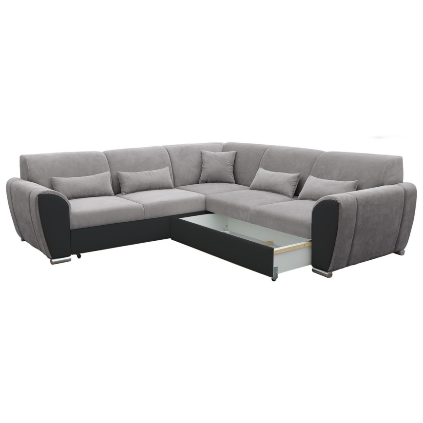Rohová sedačka s výsuvným úložným priestorom je umiestnená na bielom pozadí. Sedačka je prevažne sivá, s čiernymi detailmi a niekoľkými vankúšmi.