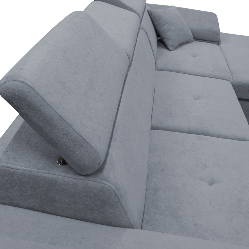 Rohová sedačka sivého poťahu s nastaviteľnými opierkami hlavy je zachytená zblízka. Opierky hlavy sú sklopené. Sedačka má vankúše a je na bielom pozadí.
