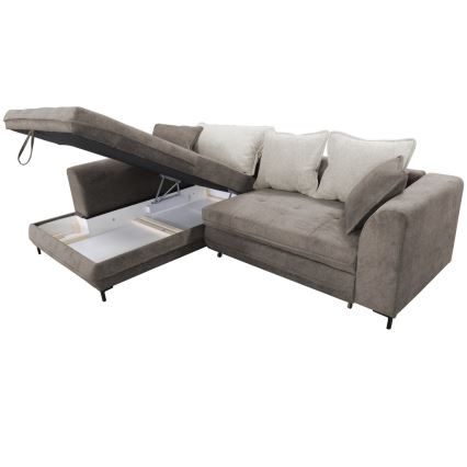 Rohová sedačka s výklopnou časťou odhaľuje úložný priestor. Sedačka je hnedá, má svetlé vankúše a stojí na čiernych nožičkách. Je umiestnená na bielom pozadí.