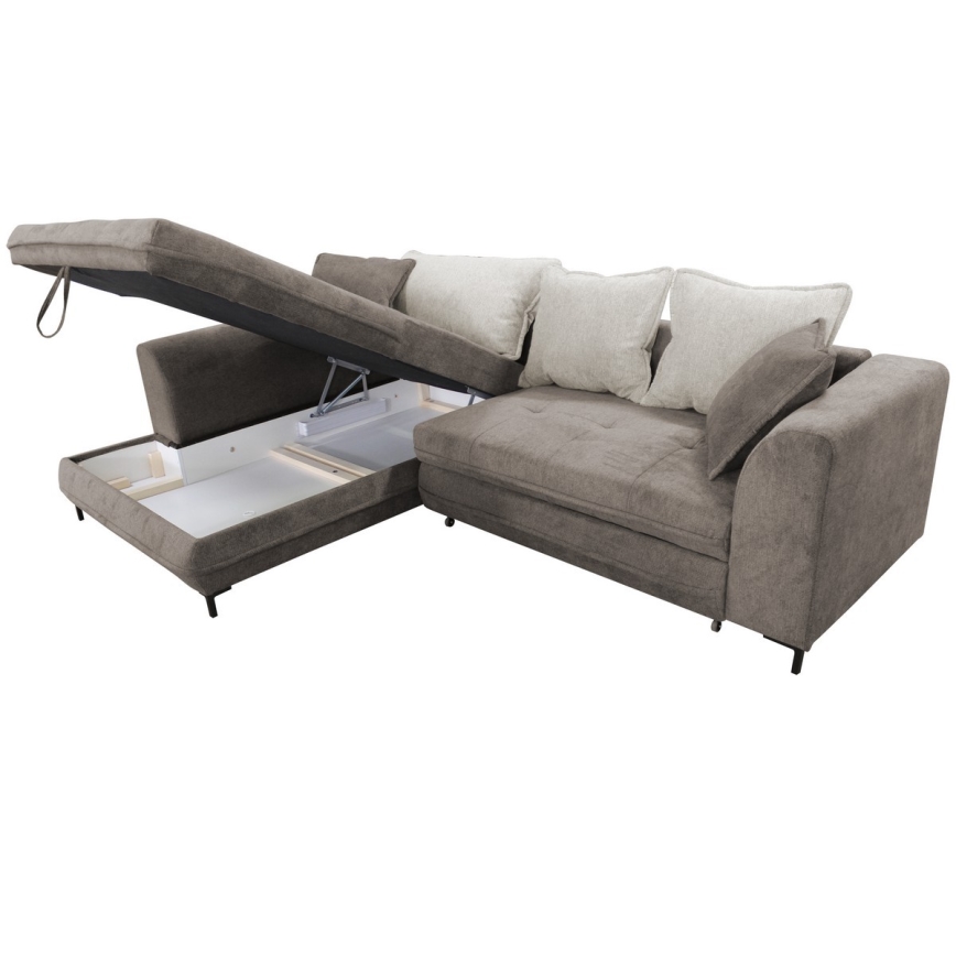 Rohová sedačka s výklopnou časťou odhaľuje úložný priestor. Sedačka je hnedá, má svetlé vankúše a stojí na čiernych nožičkách. Je umiestnená na bielom pozadí.