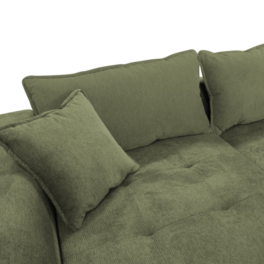 Rohová sedačka s vankúšmi odpočíva na bielom pozadí. Sedačka je olivovozelená, poťah má jemnú textúru. Vankúše sú rôznych veľkostí a tvarov.
