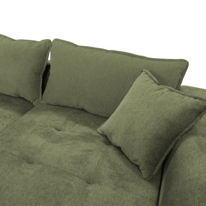 Rohová sedačka olivovo-zelenej farby je vystlaná viacerými vankúšmi. Textúra poťahu je jemne štruktúrovaná. Sedačka je zachytená detailným záberom.