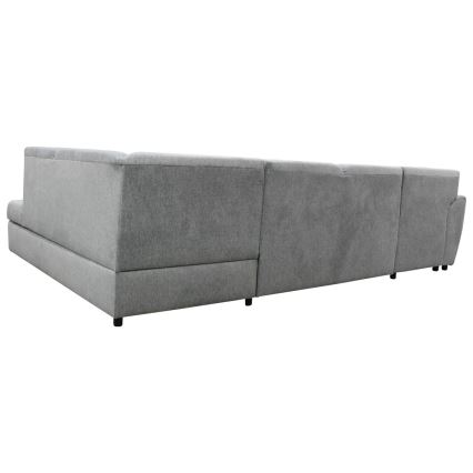 Rohová sedačka sivého čalúnenia je zobrazená zo zadnej strany. Sedačka sa nachádza na bielom pozadí.