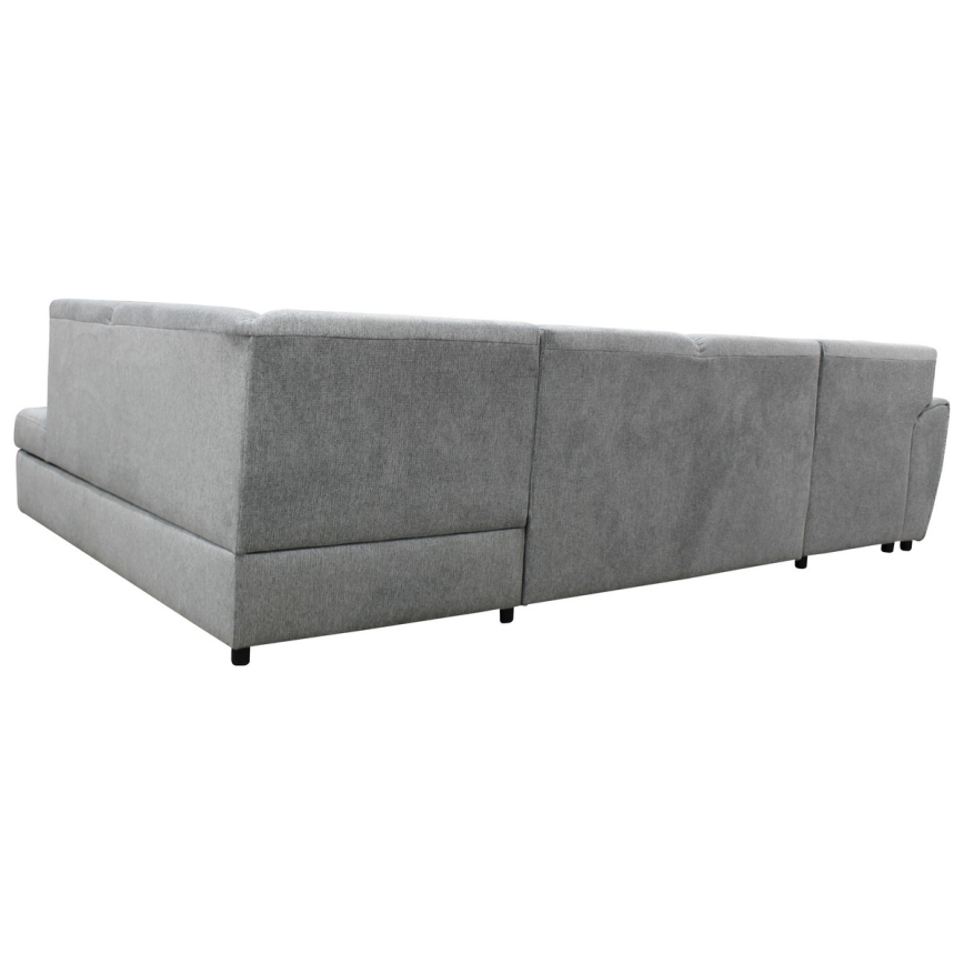 Rohová sedačka sivého čalúnenia je zobrazená zo zadnej strany. Sedačka sa nachádza na bielom pozadí.