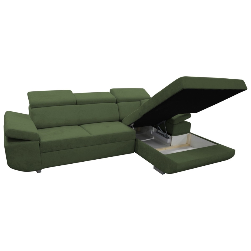 Rohová sedačka tmavozelenej farby s otvoreným úložným priestorom v rohovej časti. Sedačka je čalúnená a má kovové nožičky. Je umiestnená na bielom pozadí.